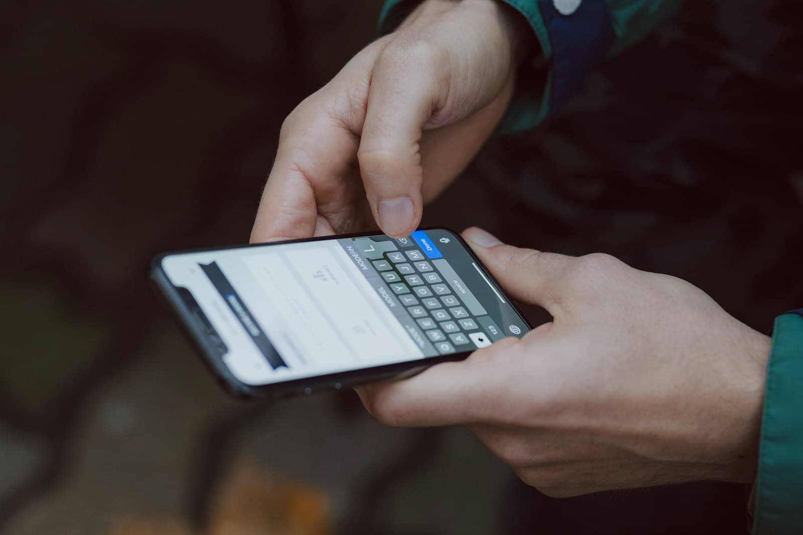 Les mains d'une personne qui répond à un message sur son téléphone.